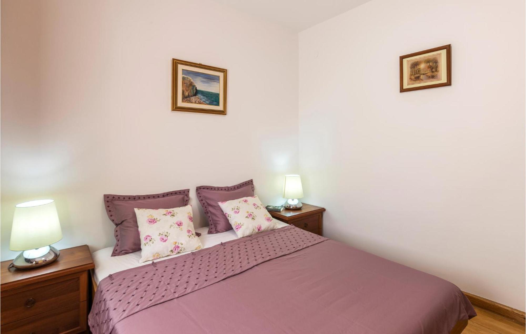Stunning In With Kitchen Apartment Pula
