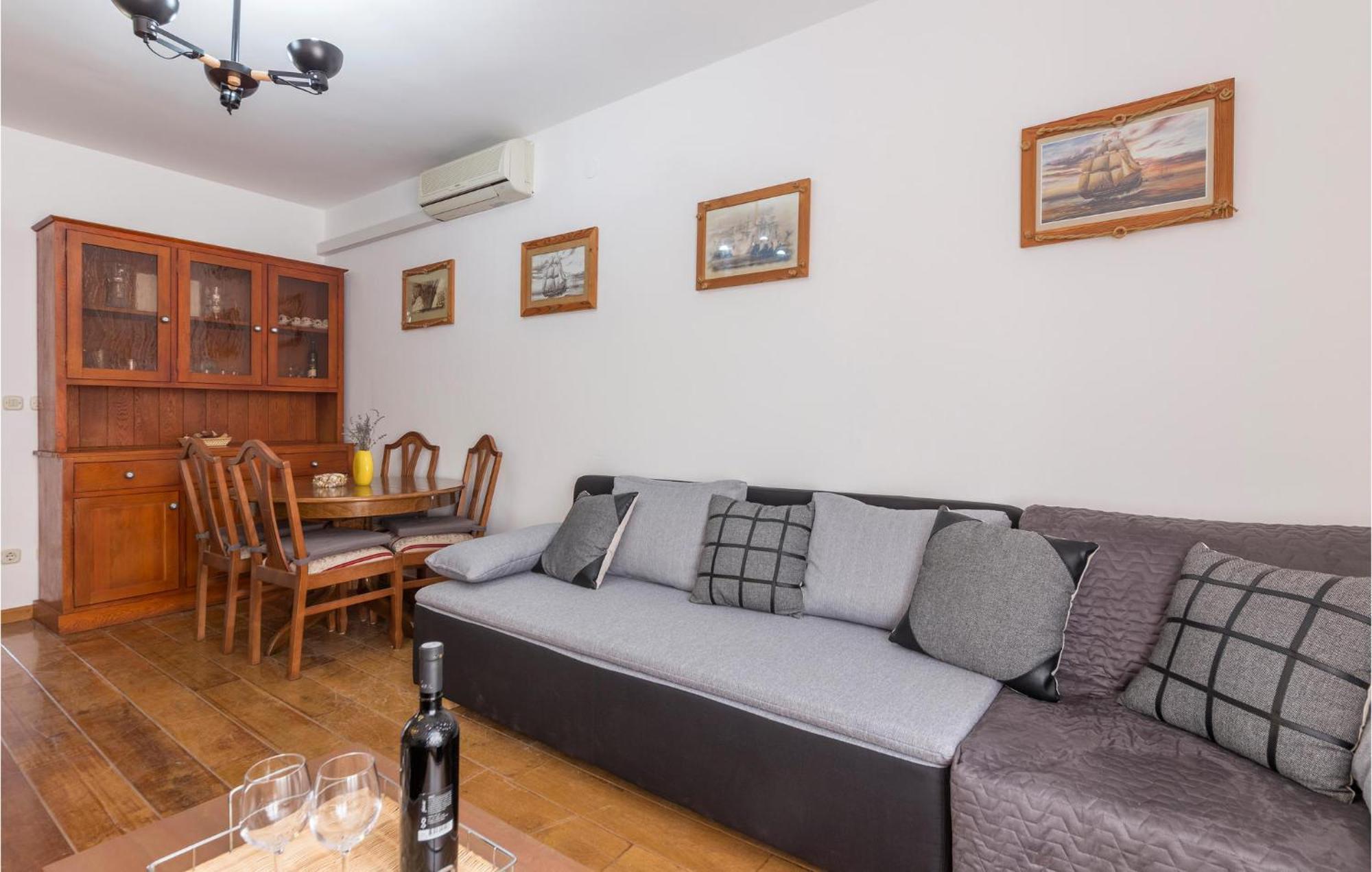 Stunning In With Kitchen Apartment Pula